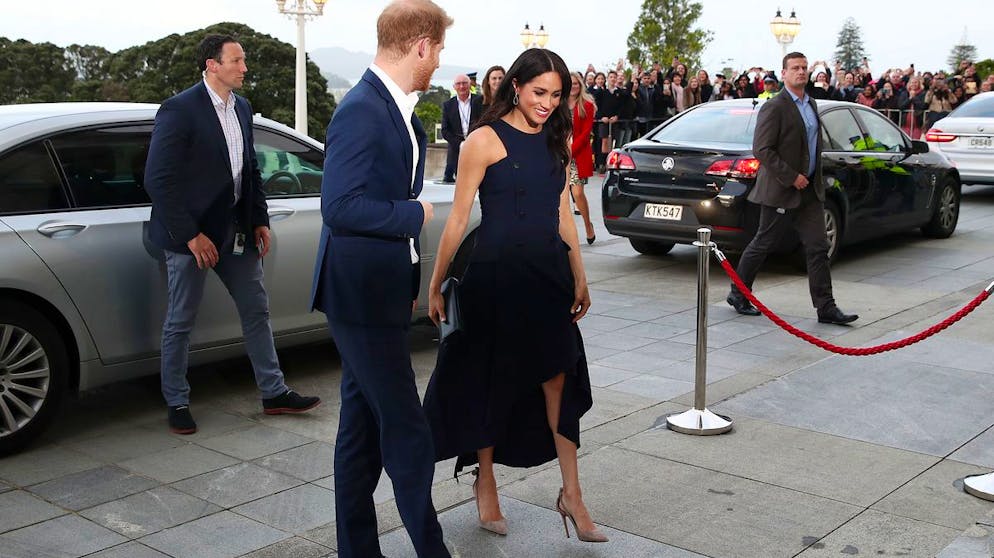 Herzogin Meghan: Ihre teuersten Looks. Knapp 142'000 Franken sollen allein die Kleider gekostet haben, die Herzogin Meghan im Herbst 2018 auf ihrer ersten royalen Auslandsreise durch Neuseeland und Australien im Gepäck hatte. Eines der glamourösesten Stücke: Das dunkelblaue Abendkleid von Antonio Berardi für rund 3'530 Franken, das sie eines Abends in Auckland vorführte.
