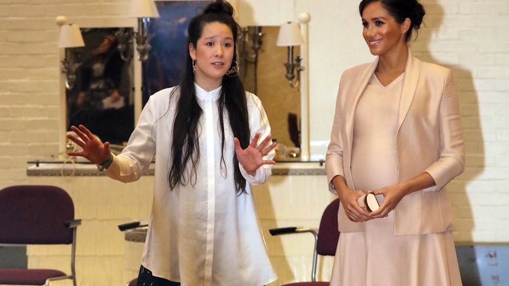 Herzogin Meghan: Ihre teuersten Looks. War es das 2'190 Franken teure Brandon-Maxwell-Kleid mit passendem 2'550 Franken teuren Blazer, das Meghan bei ihrem ersten Besuch des National Theatre so zum Strahlen brachte? Oder doch der berühmte Baby-Glow? Mit einem Gesamtpreis von 4'740 Franken war die cremefarbene Kombi jedenfalls eines der teuersten Schwangerschaftsoutfits der Herzogin.