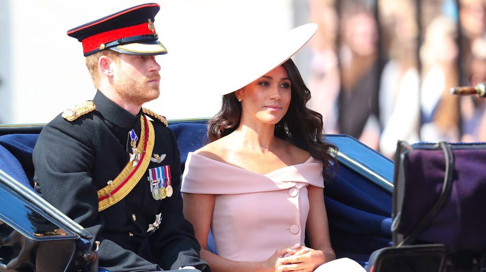 Herzogin Meghan: Ihre teuersten Looks. Mit dem zartrosa Caroline-Herrera-Kleid, das Herzogin Meghan 2018 zur Geburtstagsparade der Queen trug, sorgte Herzogin Meghan einmal mehr für Schlagzeilen. Aber nicht, weil der Preis des Kleides auf satte 3'770 Franken geschätzt wird: Schulterfrei sei ein Protokollbruch, beklagten die Royalexperten der britischen Klatschpresse.