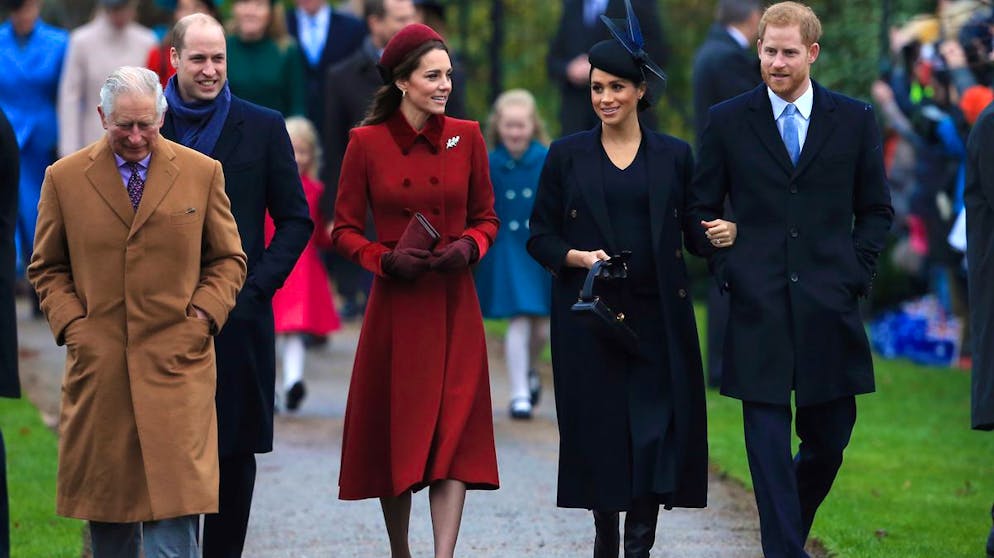 Herzogin Meghan: Ihre teuersten Looks. Nicht nur Burberry ruft für seine Mäntel stolze Preise auf, auch Victoria Beckham lässt sich in dieser Hinsicht nicht lumpen: Der dunkelblaue Kaschmirmantel aus ihrer Kollektion, den Meghan zum Weihnachtsfest 2018 in Sandringham trug, geht für rund 3'030 Franken über den Ladentisch.