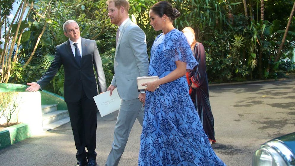 Herzogin Meghan: Ihre teuersten Looks. Auch für ihre Audienz bei König Mohammed VI. von Marokko wählte Herzogin Meghan ein Kleid von Carolina Herrera: Das weite, fliessende Maxi-Kleid in knalligen Blautönen umspielte luftig ihren Babybauch. Kostenpunkt: Rund 3'800 Franken.