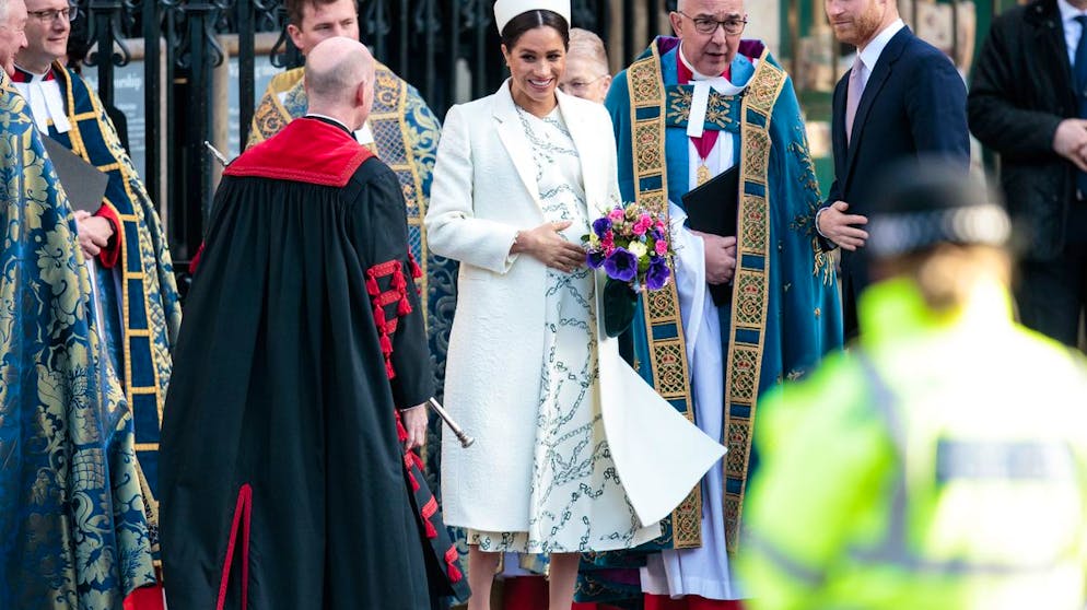 Herzogin Meghan: Ihre teuersten Looks. Ob die Royals bei Victoria Beckham wohl Rabatt bekommen? Immerhin waren die Beckhams sowohl auf der Hochzeit von Prinz William und Herzogin Kate als auch der von Prinz Harry und Herzogin Meghan geladen. Ohne Royal-Rabatt kostet das Beckham-Kleid, das Meghan zum Commonwealth Day 2019 trug, rund 1'800 Franken.