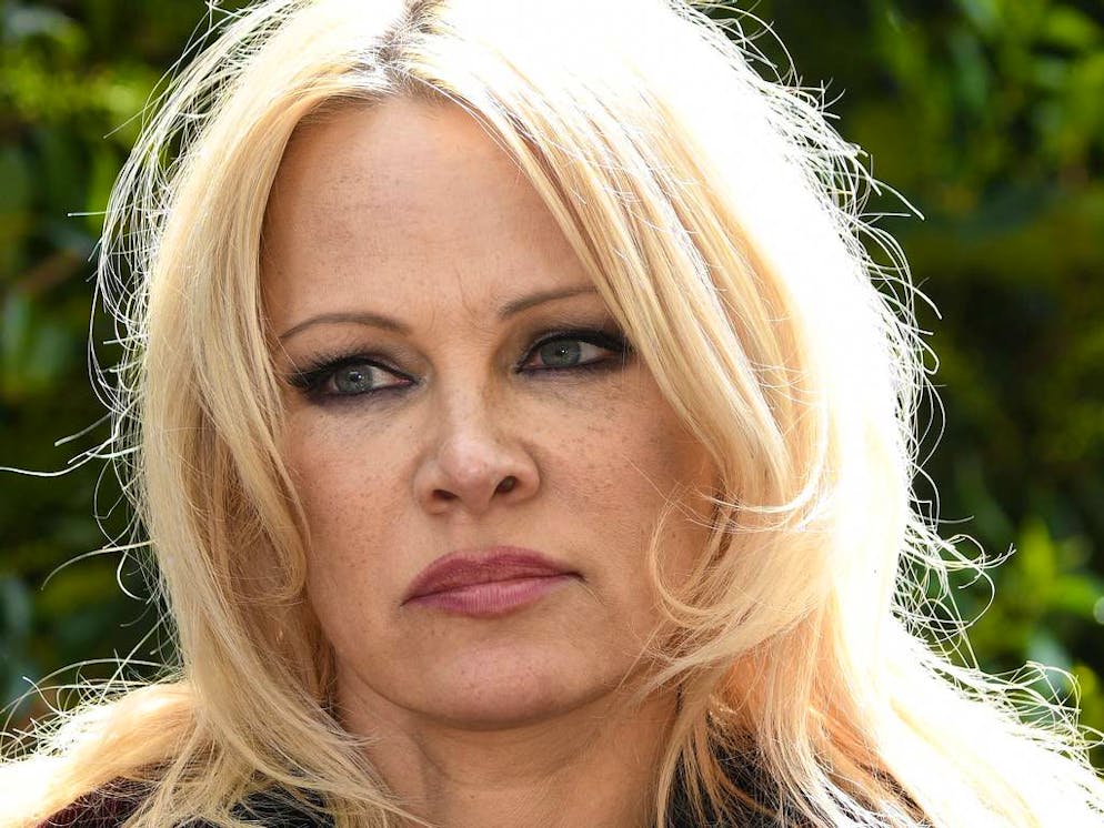 Détails Coquins Pamela Anderson Porte Son Maillot De Bain Pour Charmer Ses Conquêtes