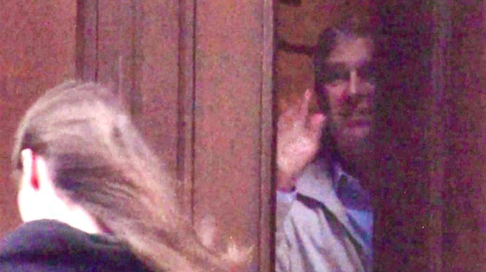 Andrea si rivolge con un gesto alla ragazza.