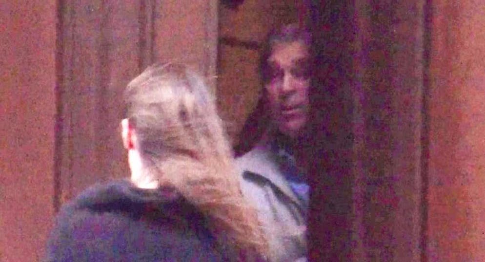 Spunta dalla porta di Jeffrey Epstein: il principe Andrea viene ripreso un'ora dopo la partenza del suo amico, riconosciuto colpevole di pedofilia nel 2008.