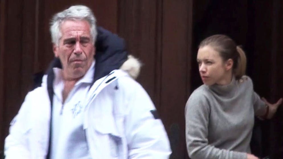 Jeffrey Epstein in compagnia di una ragazza bionda il 6 dicembre 2010 a New York.