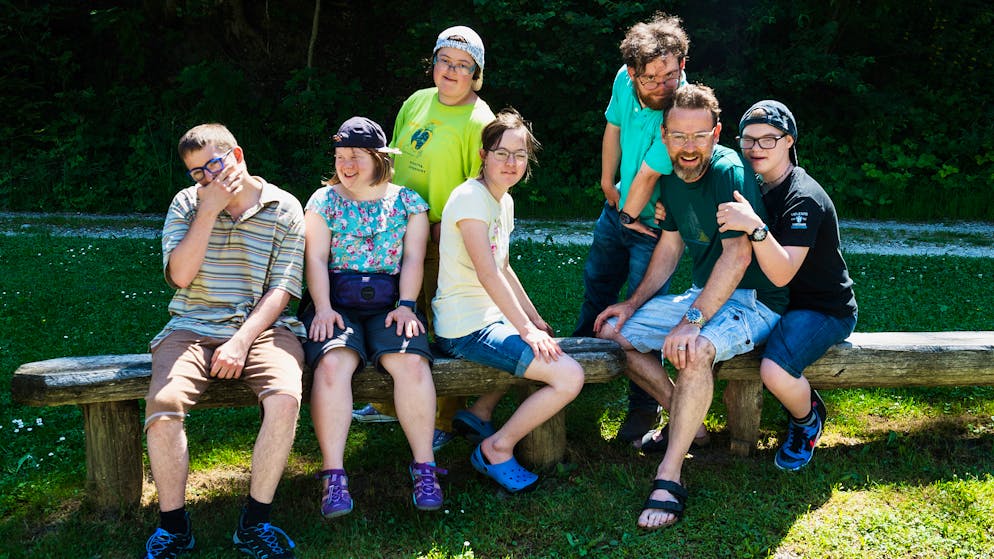 Nik Hartmann «Reisen mitohne Hindernis». Gruppenbild von Nik Hartmann und den sechs Protagonisten (v.l.): Claude Filmer, Andrea Schibli, Laura Züger, Lorena Bohren, Damian Bright, Nik Hartmann, Mike Häberli.