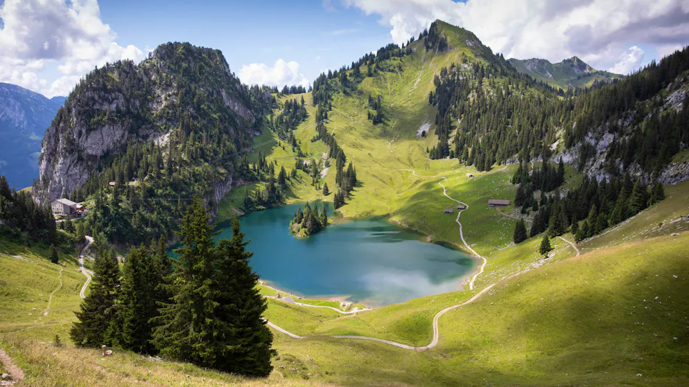Wandern mit Albert Rösti. Was für ein Blick zurück auf den Hinderstockensee!