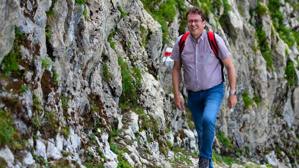 Wandern mit Albert Rösti. Reden beim Wandern, davon hält Rösti gar nichts. «Jedes Wort kostet einen Schritt», sagt er.