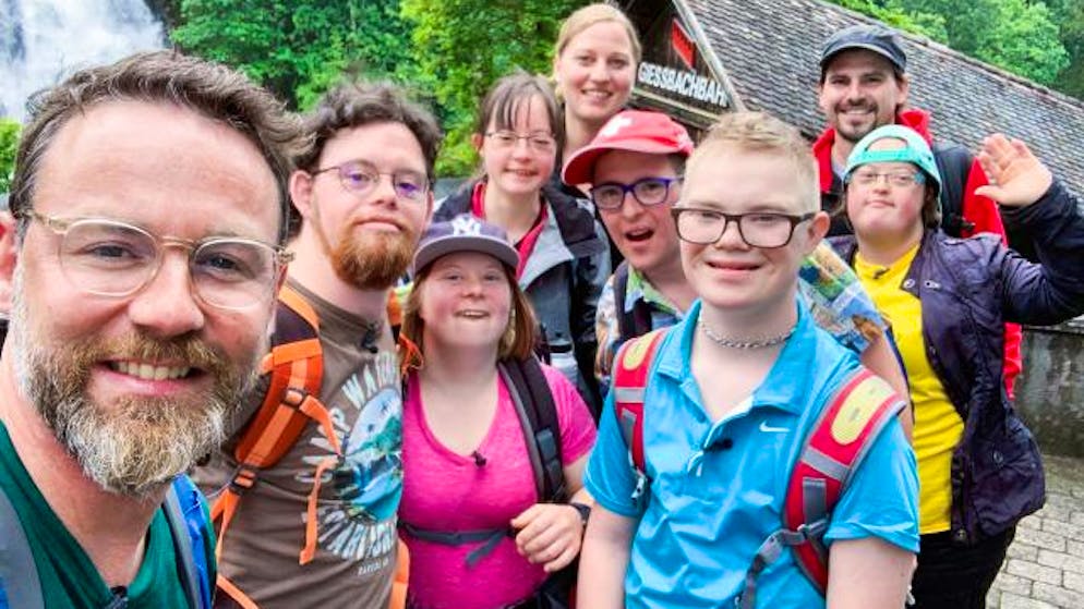 Nik Hartmann «Reisen mitohne Hindernis». Und lächeln: Selfietermin im Bus. 