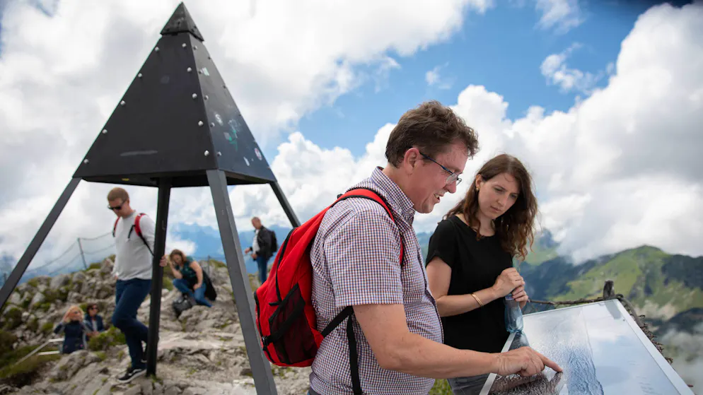Wandern mit Albert Rösti. Nebel auf dem Gipfel: «Das ist wie in der Politik, Rückschläge gehören dazu», sagt Rösti zur Journalistin Anna Kappeler. Das Gute daran sei: «Nach dem Nebel kommt die Sonne wieder.»