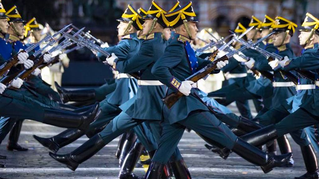 Traditionelle Gangart: Soldaten des russischen Kremlregiments beim internationalen Militärmusikfestival «Spasskaya Tower International Military Music Festival» auf dem Roten Platz.