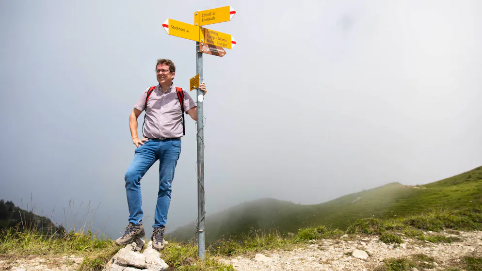 Wandern mit Albert Rösti. Der Weg geht immer steil nach oben.