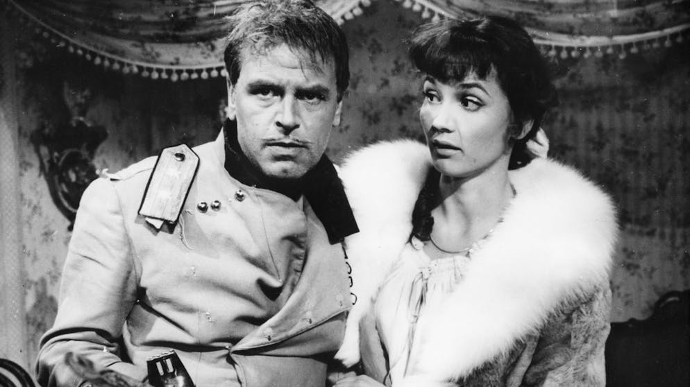 Liselotte Pulver: Aus ihrem Fotoalbum. Der Schauspieler O.W. Fischer (1915-2004) in der Rolle des Hauptmann Blunschli und seine Filmpartnerin Liselotte Pulver als Raina Petkoff im Film «Helden», aufgenommen 1958.