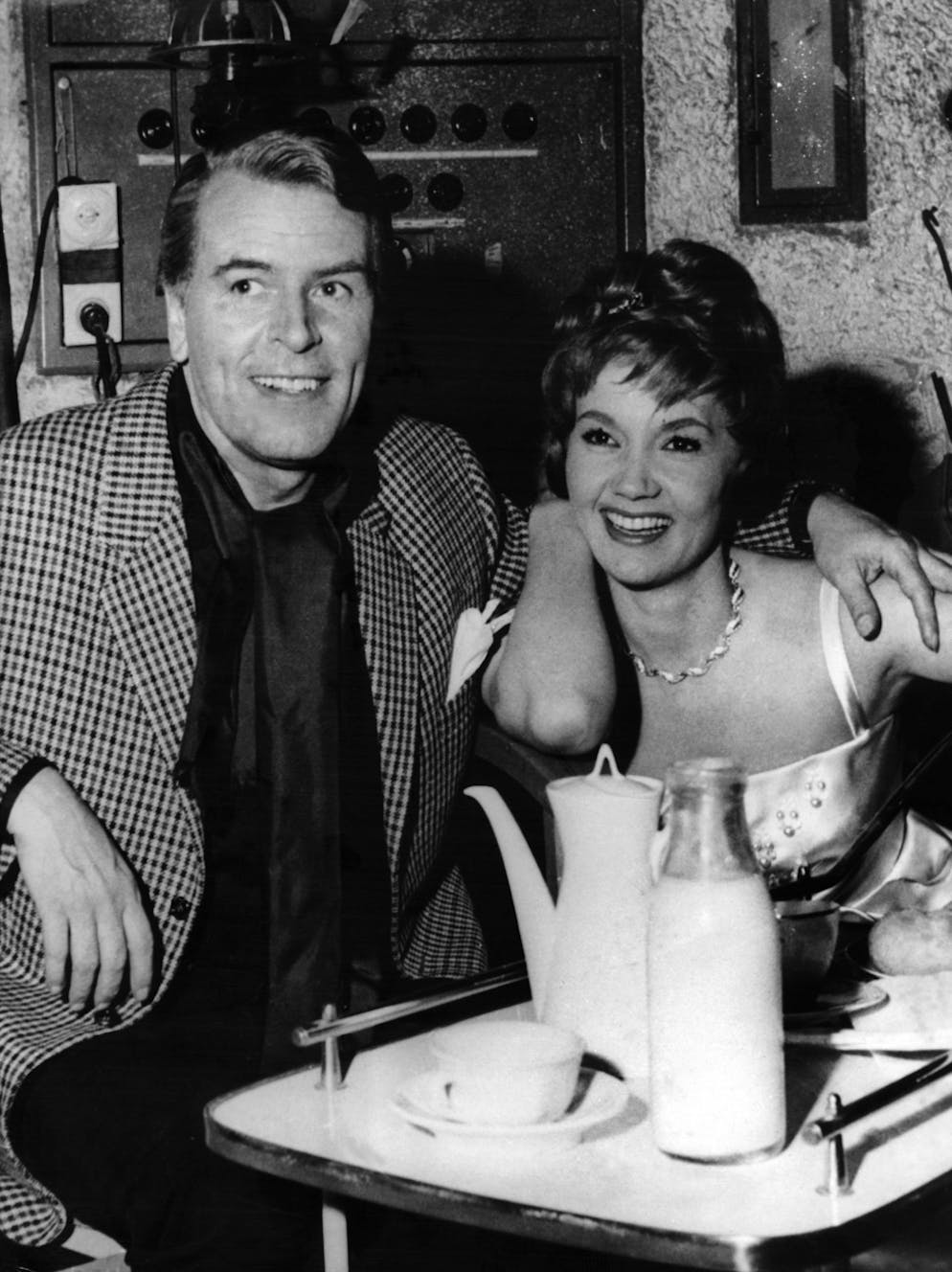 Liselotte Pulver: Aus ihrem Fotoalbum. Liselotte Pulver und O. W. Fischer, die Hauptdarsteller in «Frühstück im Doppelbett» (1963). Wöhrend einer Kaffepause-