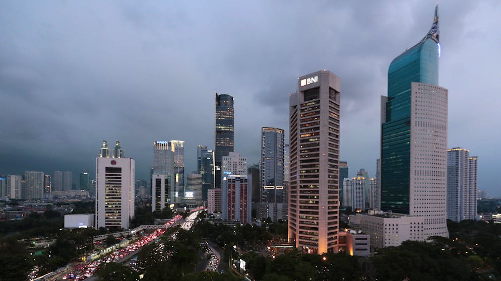 Nicht nur Jakarta: Diese Städte drohen zu versinken. Noch ist Jakarta die Hauptstadt von Indonesien. Doch lange soll sie das nicht mehr bleiben – weil Jakarta versinkt.