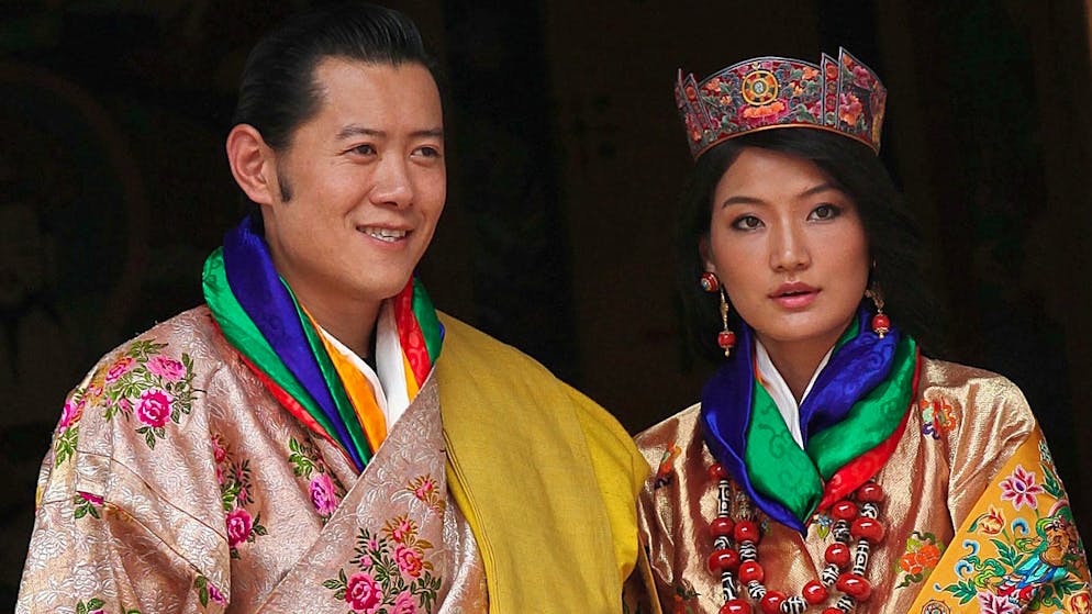 Kennen Sie diese Monarchen?. Der junge «Drachenkönig» gilt als sehr beliebt, auch weil er den Demokratisierungsprozess des Landes vorantreibt. Und seit er 2011 Jetsun Pema zur Frau nahm, die er schon als junges Mädchen kannte, hat der Himalaya-Staat nun auch seinen royale Bilderbuchromanze.