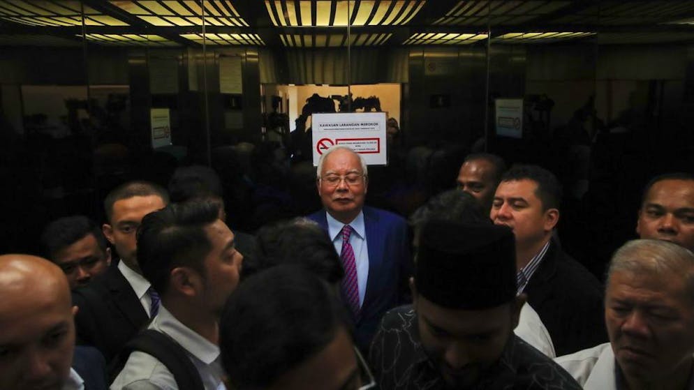 Der frühere malaysische Regierungschef Najib Razak im Lift bei seiner Ankunft im Gericht in Kuala Lumpur.