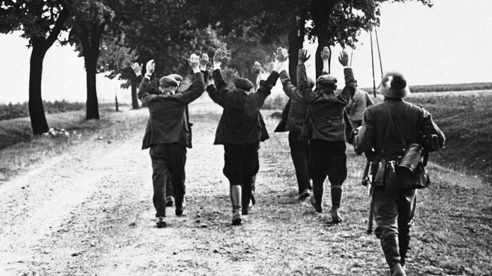 Der «ponische Überfall» auf den deutschen Sender in Gleiwitz 1939. Polen werden am 1. September 1939 in Beuthen verhaftet.