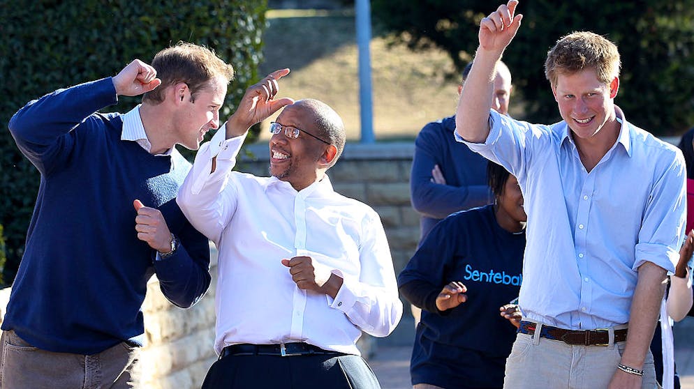 Kennen Sie diese Monarchen?. ... dessen jüngerem Bruder Prinz Seeiso – und zwar nicht nur wegen seiner tollen Dance-Moves, die er 2010 beim gemeinsamen Besuch der britischen Prinzen unter Beweis stellte: Im April 2006 riefen Harry und er die Sentebale-Stiftung ins Leben, die sich für benachteiligte Jugendliche und Kinder des Landes einsetzt – allem voran AIDS-Waisen.