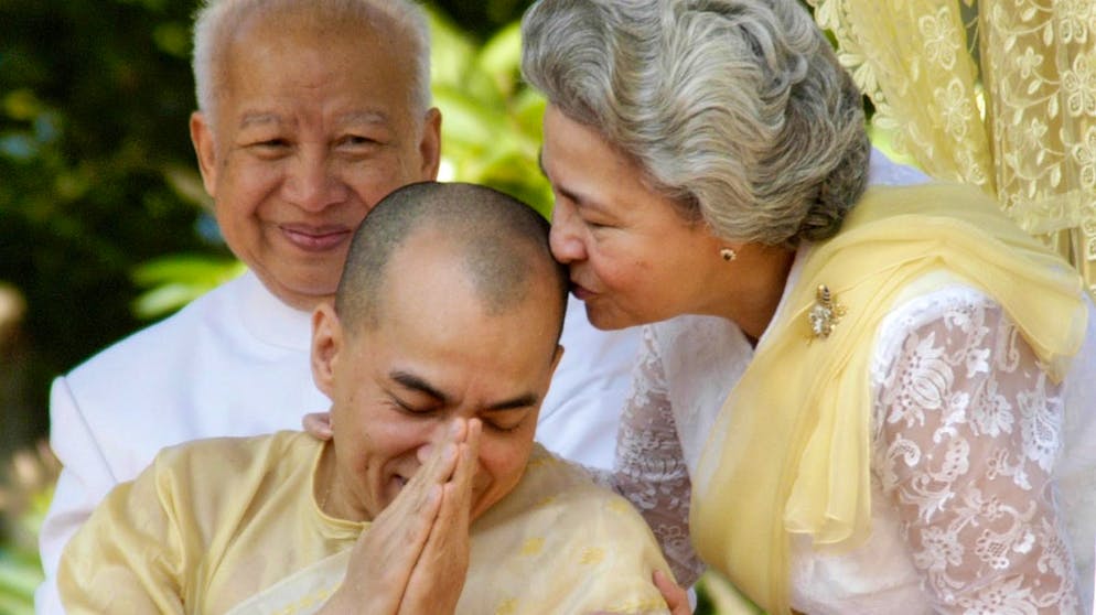 Kennen Sie diese Monarchen?. Ihn sucht man in der Klatschpresse hingegen vergebens: König Norodom Sihamoni, der seit 2004 Herrscher von Kambodscha ist. Gekrönt wurde er noch von seinem eigenen Vater Norodom Sihanouk, nachdem dieser zum zweiten Mal (!) abgedankt war: Einmal 1955 aus politischen und 2004 aus gesundheitlichen Gründen.