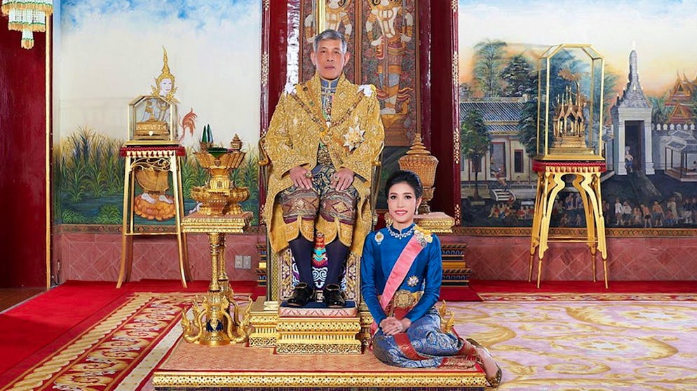 Kennen Sie diese Monarchen?. Seit der König von Thailand jüngst seine offizielle Geliebte vorstellte, ist ein neuer Stern am Himmel der Klatschpresse erstrahlt. Dabei ist die thailändische Monarchie fast 800 Jahre alt – und wahrscheinlich nicht die einzige, die Ihnen vor lauter Meghans, Victorias und Letizias bisher noch nicht untergekommen ist.