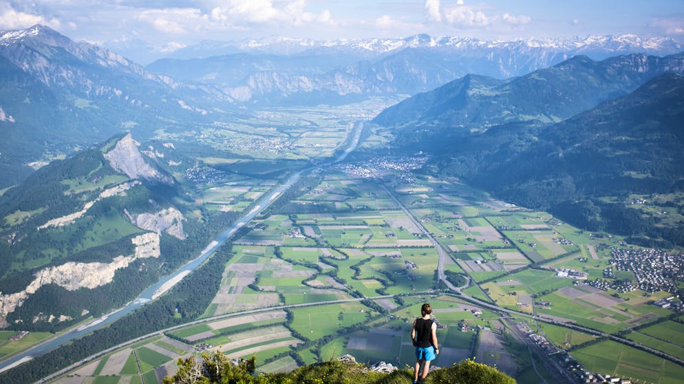 Im Rheintal – hier die Bündner und St. Galler Seite vom Gonzen bei Sargans aus betrachtet – profitiert am meisten vom Hightech-Boom.