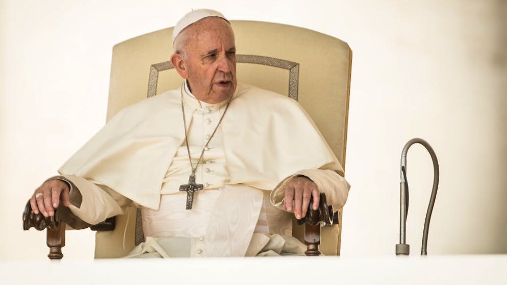 Kennen Sie diese Monarchen?. Und auch eine absolute Monarchie gibt es in Europa noch, auch wenn sie von den meisten nicht als solche Wahrgenommen wird. Tatsächlich aber gilt der Vatikanstaat als Wahlmonarchie mit dem Papst, aktuell Franziskus, als absolutistischem Herrscher. Es heisst also nicht umsonst Papstthron und Papstkrone ...