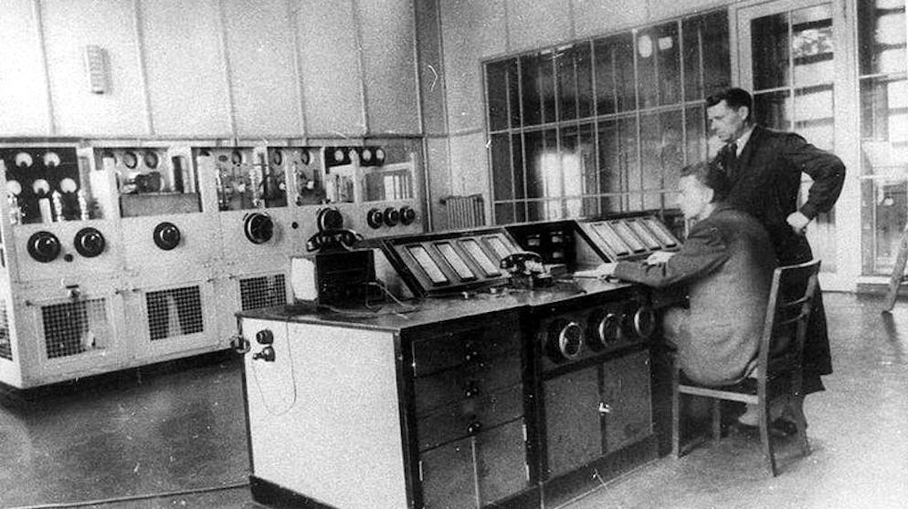 Der «ponische Überfall» auf den deutschen Sender in Gleiwitz 1939. ... auf einen angeblichen Überfall polnischer Freischärler auf den Sender in Gleiweitz in Oberschliesien verkauft, der hier auf einem Foto von 1945 zu sehen ist.