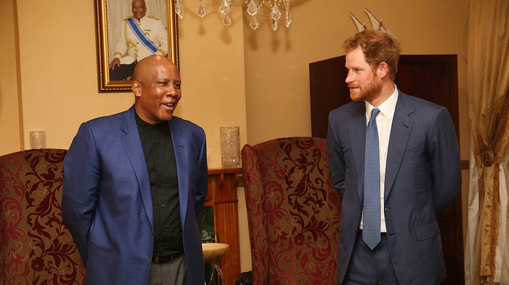 Kennen Sie diese Monarchen?. Auch Williams Bruder Prinz Harry schaut gerne mal bei anderen Royals vorbei – am liebsten im Palast von Lesotho. Harry verbrachte nach seinem Schulabschluss zwei Monate in dem afrikanischen Land, in dem seit 1996 König Letsie III. regiert. Ein noch engeres Verhältnis als zu dem Monarchen pflegt Harry allerdings zu ...