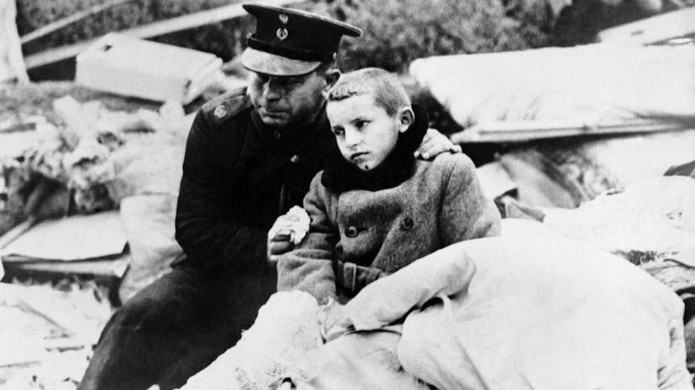 Der «ponische Überfall» auf den deutschen Sender in Gleiwitz 1939. Ein junger Uniformierter tröstet im September 1939 einen Buben, dessen Mutter bei den Bombenangriffen auf Warschau ums leben gekommen ist.