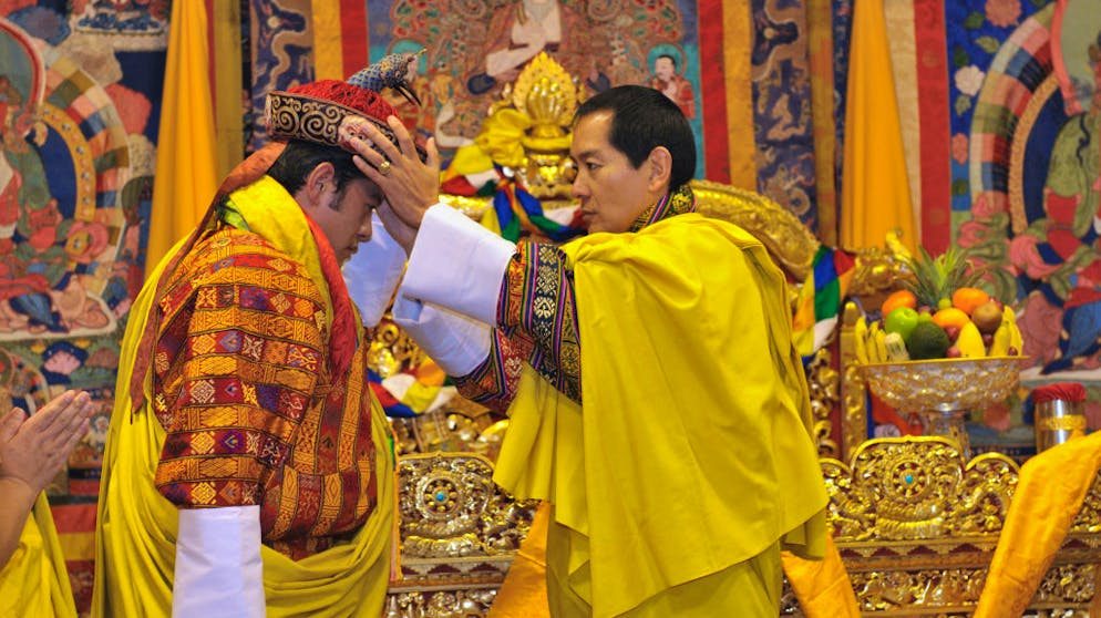 Kennen Sie diese Monarchen?. Ebenfalls vom eigenen Vater gekrönt wurde Jigme Khesar Namgyel Wangchuck. Der ist seit 9. Dezember 2006 König von Bhutan – und nach dem 102 Tage jüngeren Scheich von Katar der jüngste regierende Monarch unserer Zeit.