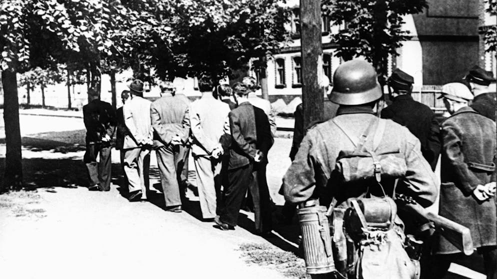 Der «ponische Überfall» auf den deutschen Sender in Gleiwitz 1939. Polen werden am 7. September 1939 abgeführt, weil einer von ihnen ein Scharfschütze sein soll.