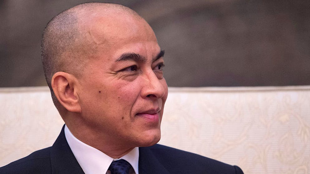 Kennen Sie diese Monarchen?. Wer Norodom Sihamoni einmal auf den Thron folgen wird, ist ungewiss – und das nicht nur, weil der amtierende Monarch kinderlos ist: Seit 1993 wird Kambodschads König gewählt. In Frage kommt jedes Mitglied der könglichen Dynastien Norodom, Ang Duong oder Sisowath, das älter als 30 ist. Ob männlich oder weiblich, ist in der Verfassung nicht explizit erwähnt.