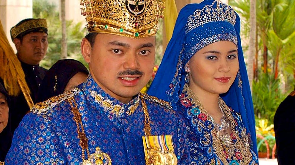 Kennen Sie diese Monarchen?. Die Königsfamilie von Brunei ist ausserdem eine der reichsten der Welt, was 2004 auch bei der Hochzeit des Kronprinzen Al-Muhtadee Billah zur Schau gestellt wurde: Seine Braut Sarah Salleh, Tochter einer Schweizerin und eines Bruneiers trug einen Brautstrauss aus purem Gold. Die Halbschweizerin schenkte dem Kronprinzen bislang vier Kinder.