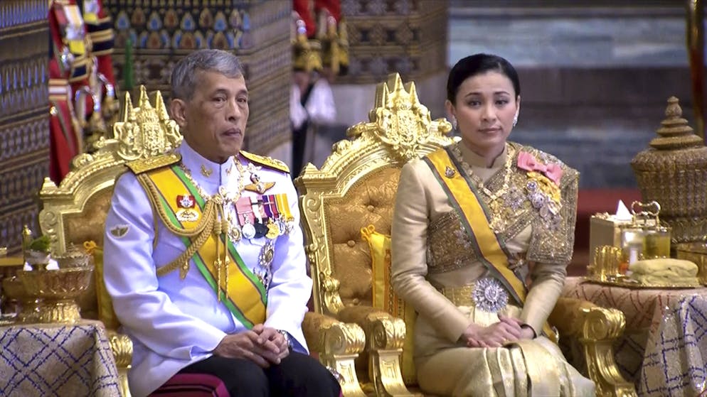 Kennen Sie diese Monarchen?. Regiert wird Thailand seit 2016 von König Maha Vajiralongkorn oder kurz Rama X., einem Mann mit bewegtem Privatleben: Dreimal liess sich der heute 67-Jährige bereits scheiden. Und Ehefrau Nummer vier, Suthida Tidjai, darf sich nun nach wenigen Monaten Ehe mit einer Zweitfrau arrangieren.
