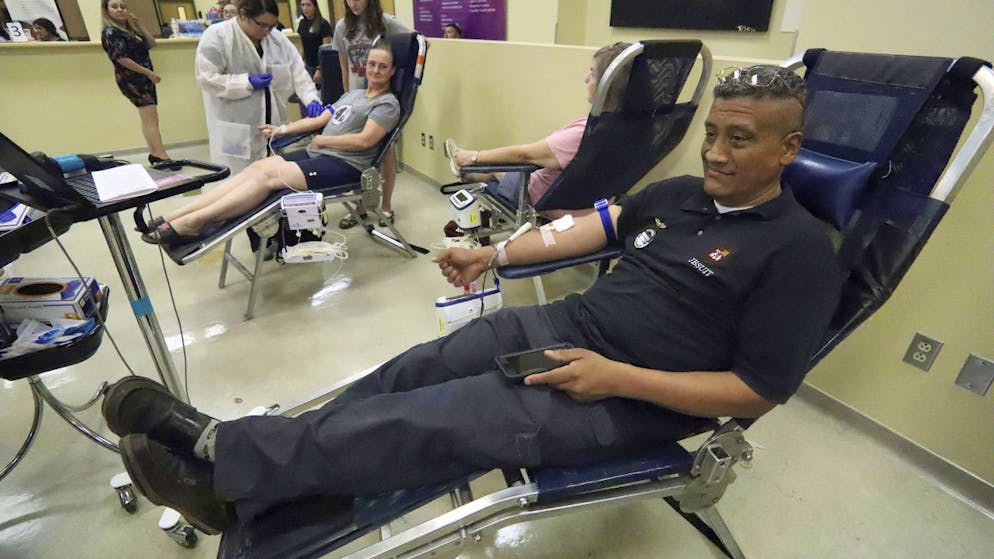 Vingt morts dans une fusillade au Texas. Sans attendre, les habitants de El Paso située à la frontière du Mexique ont répondu massivement à un appel à donner leur sang pour les blessés,