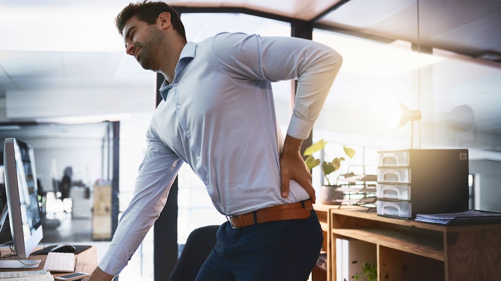 Wer lange sitzt, leidet häufiger unter Nackenverspannungen, Rückenschmerzen oder auch chronischen Krankheiten.
