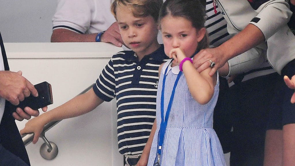 Pitreries, grimaces et blagues. Lorsque Charlotte et George font honte à leurs parents...