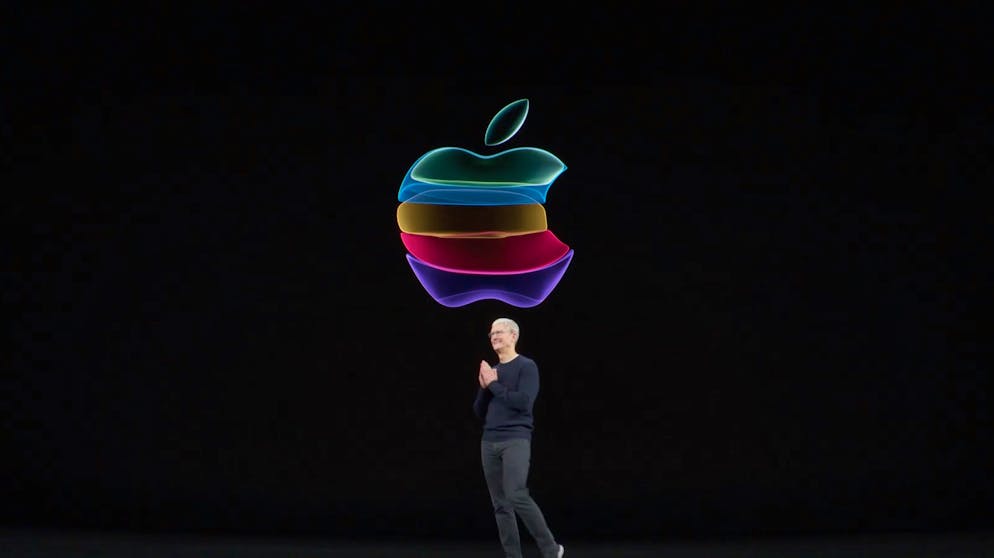 Die Highlights der Apple-Keynote. Tim Cook begrüsst die anwesenden Journalisten. Bevor es wirklich spannend wird, stellt Apple noch mal seine bereits zuvor angekündigten Abo-Angebote vor.