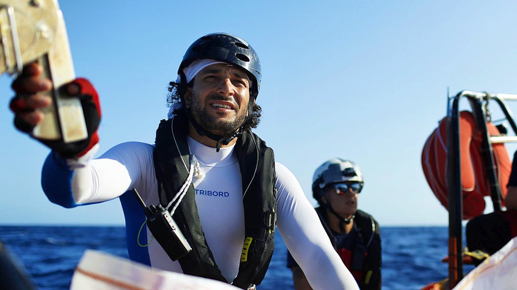 Konfrontation mit Trauma. Überlebender rettet heute selbst Migranten aus dem Mittelmeer