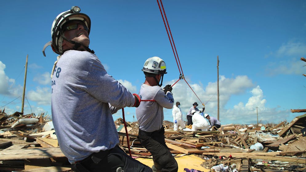 Helfer auf der zerstörten Abaco-Insel. 