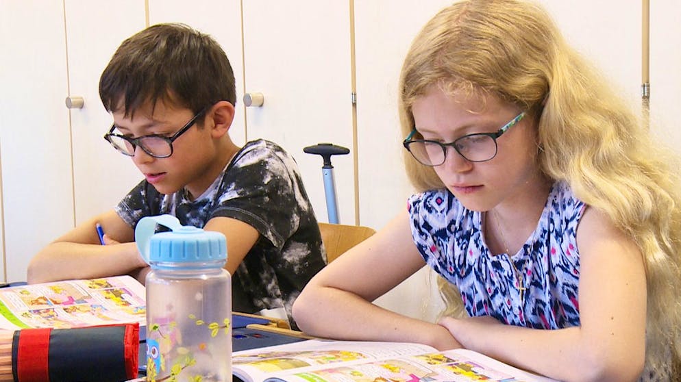 Exklusion – Fluch oder Segen?. Michelle ist hochbegabt. Sie besucht die Privatschule «Talenta» und fühlt sich dort wohler als an einer normalen Schule. Die Doku-Reihe «Reporter: Wunderkinder» zeigt aber, dass diese Exklusion auch stark kritisiert wird.