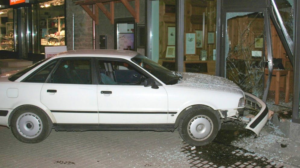 Ein Schlagbaum hätte die Täter nicht aufgehalten, die 2007 in Zermatt mit einem Auto in ein Juweliergeschäft gerauscht und auf Mountainbikes geflohen sind.