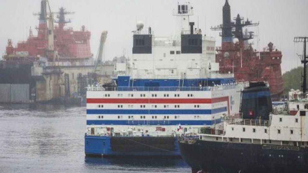 Das erste schwimmende Atomkraftwerk der Welt. Die «Akademik Lomonosov» erreichte Ostsibirien, von wo aus sie abgelegene Regionen mit Strom versorgen soll.