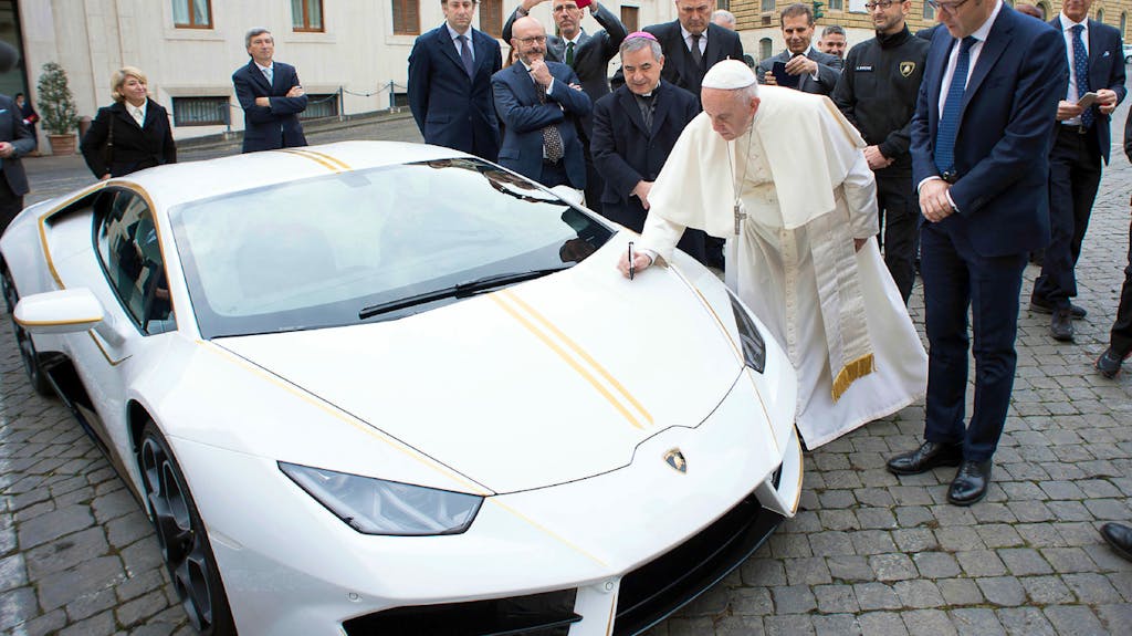 Ein von Papst Franziskus bereits im November 2017 mit dessen Unterschrift versehener Lamborghini wurde jetzt von einem Mann aus Tschechien für 900‘000 Euro (umgerechnet rund 984’000 Franken) ersteigert. Der Papst hatte die Extraanfertigung des Modells «Huracan» von Lamborghini geschenkt bekommen, wollte ihn aber nicht behalten, sondern für wohltätige Zwecke versteigern. 200‘000 Euro aus dem Erlös sollen ins 2010 durch ein Erdbeben zerstörte Haiti gehen.