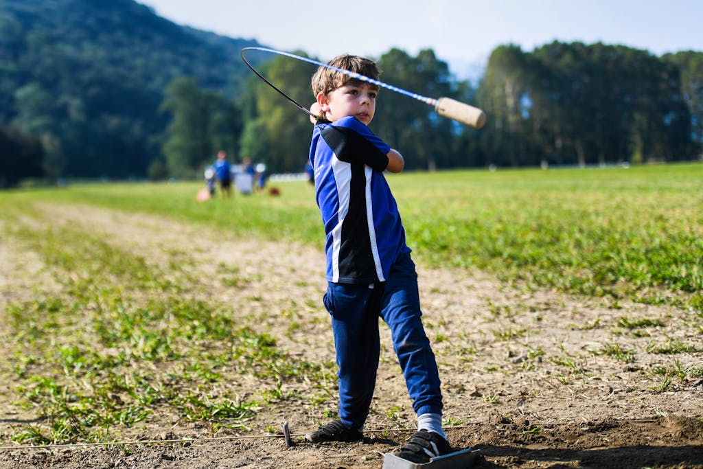 Vezia: Giochi tradizionali svizzeri. Nella foto la fiera dei giochi tradizionali svizzeri, in primo piano il gioco hornussen con il battitore del "Hornuss", il proiettile nero che viene lanciato colpendolo con una frusta.