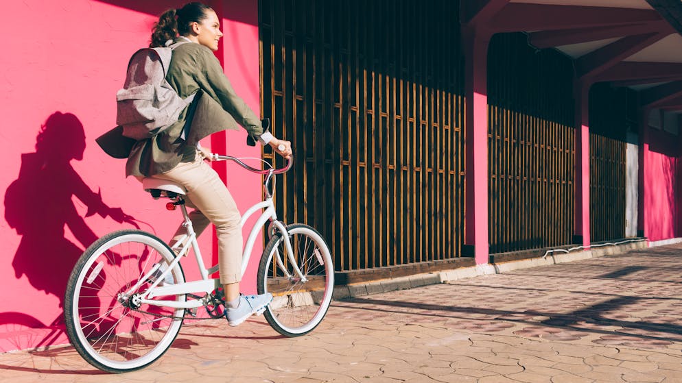 Ist ein «normaler» Rucksack auch auf dem Velo der richtige Begleiter? Wichtig ist, dass dieser vor allem im Rückenbereich gut gepolstert ist und die Tragegurte möglichst breit sind.