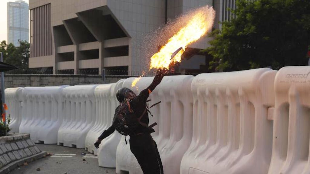 Brennender Protest: Ein Demonstrant wirft bei einer Anti-Regierungs-Demonstration in der Nähe des Regierungsgebäudes in Hongkong einen Molotow-Cocktail.
