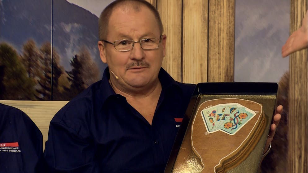 «Top Jass»: Die Bilder. Sieger Daniel mit dem Pokal. Er hat ihn sich wahrlich verdient.